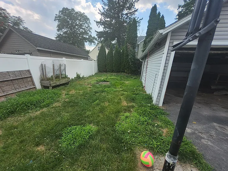 208 Clover St — Photo 19