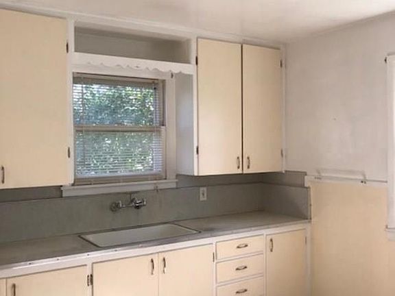 4th image of 1386 N Sam Houston Blvd