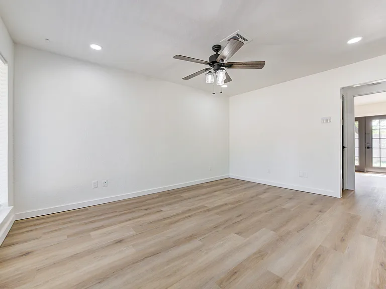 2212 Donna Dr — Photo 35