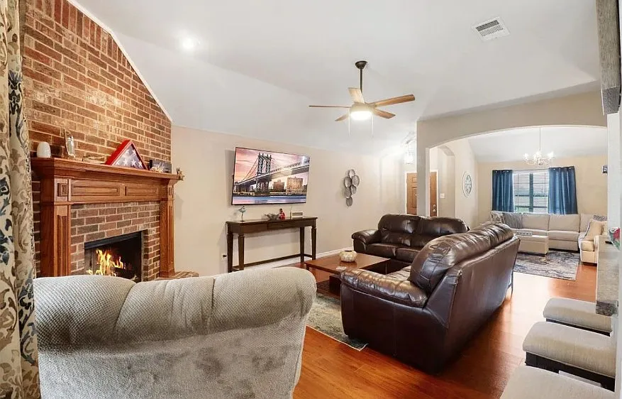 3 bed, 2.0 bath, 1832 sqft, $2,300 — Photo 4