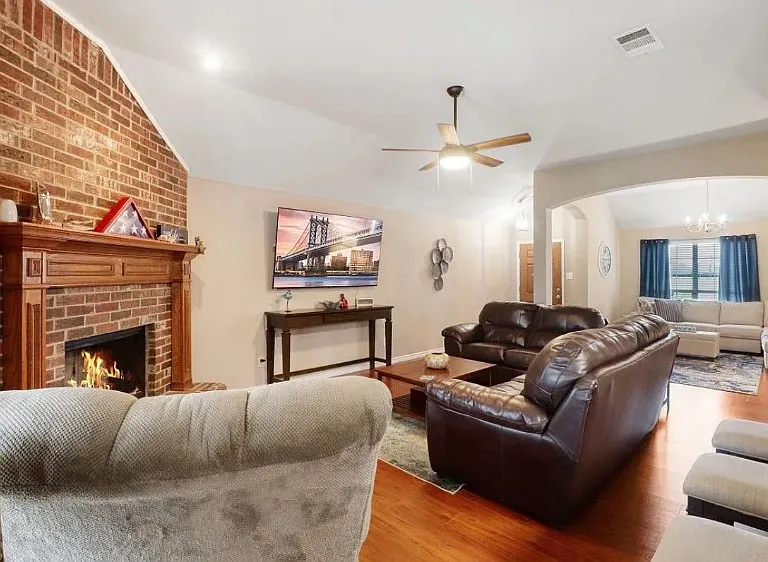 1112 Camelot Dr — Photo 4