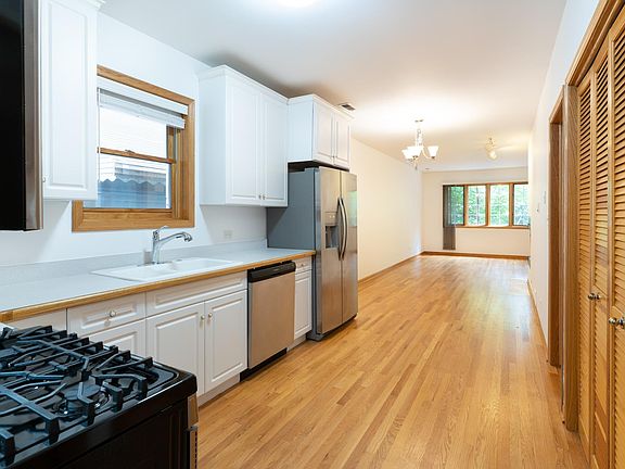 3rd image of 1064 N Marshfield Ave #1