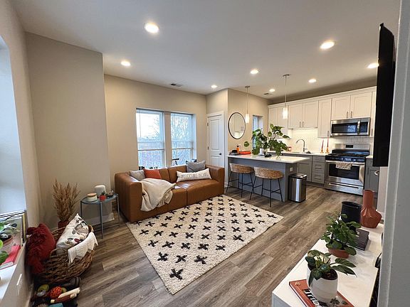 3rd image of 3603 W Ainslie St #3N