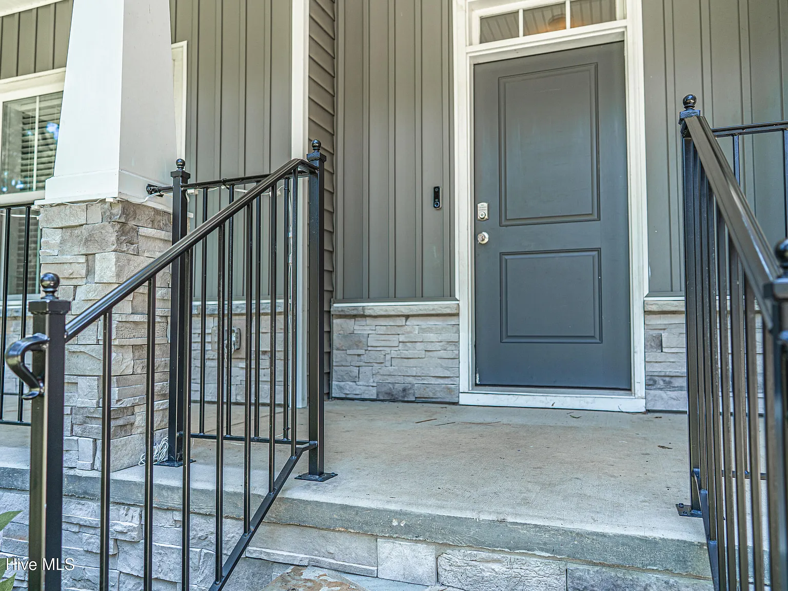 4 bed, 2.5 bath, 2353 sqft, $3,000 — Photo 2