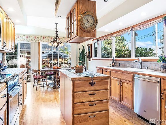 2nd image of 211 15th St