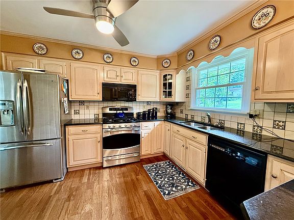 5th image of 111 Charlotte Dr