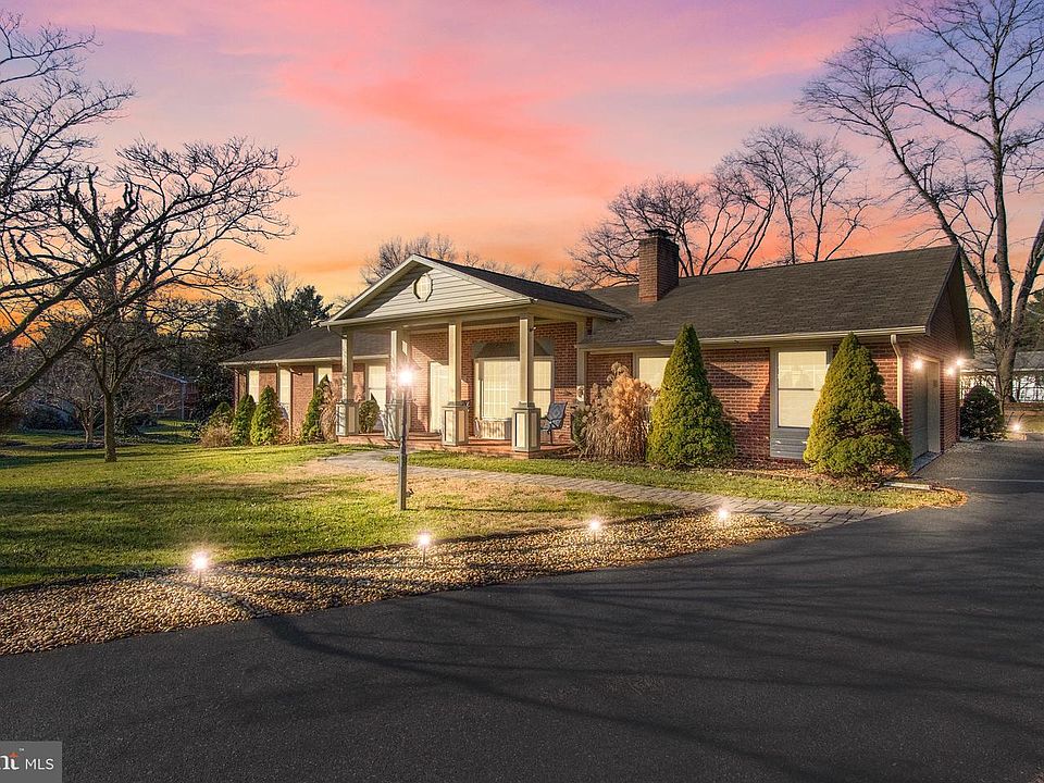 1st image of 1918 Applewood Cir