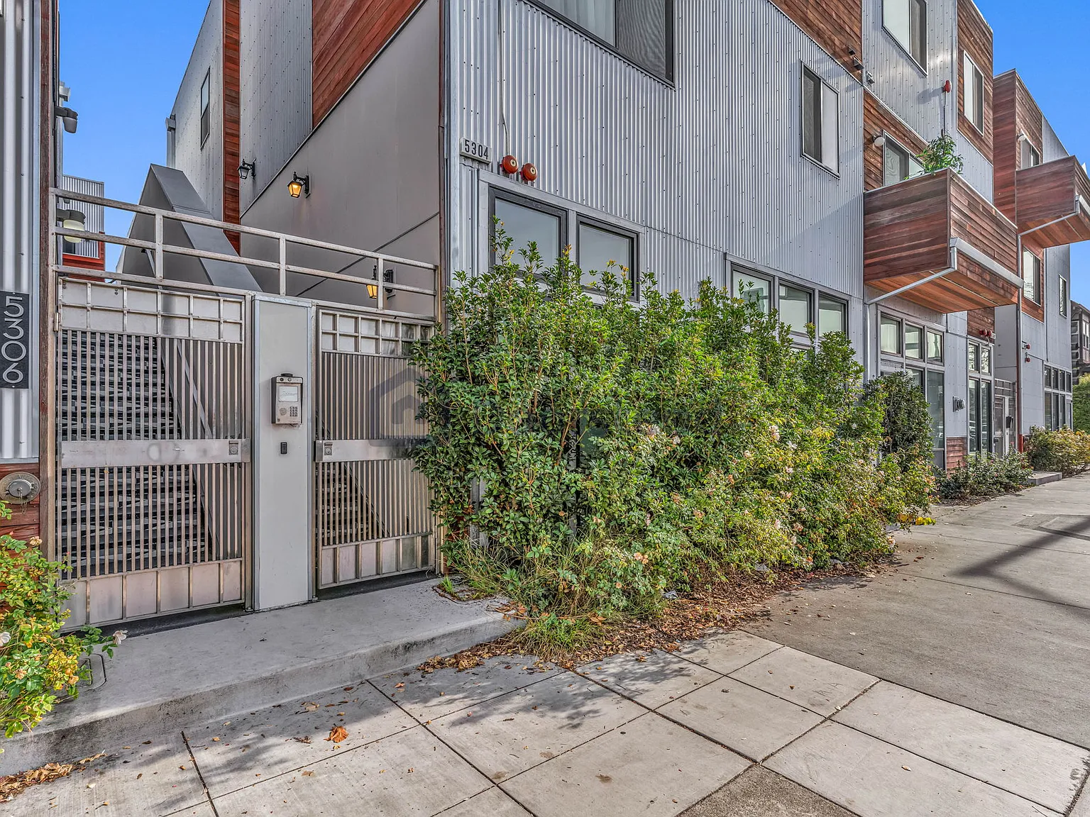2 bed, 2.5 bath, 1100 sqft, $3,700 — Photo 3
