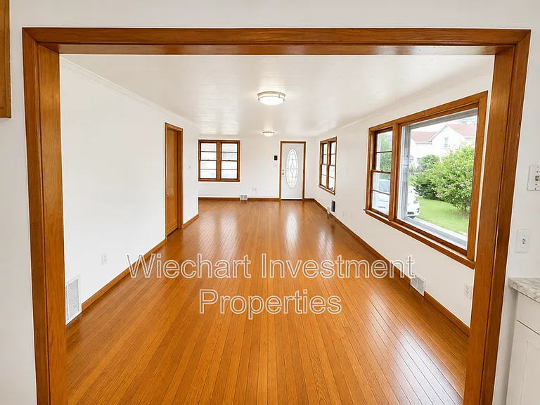 136 E Edwards St — Photo 12