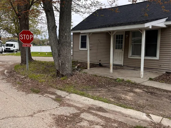 300 Georgia Dr, Lapeer, MI 48446