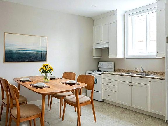 3rd image of 9193 Bathurst St #Basement