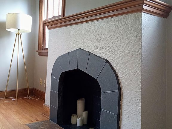 Fireplace With original 1930's mantle and hearth. Not working. Decorative.