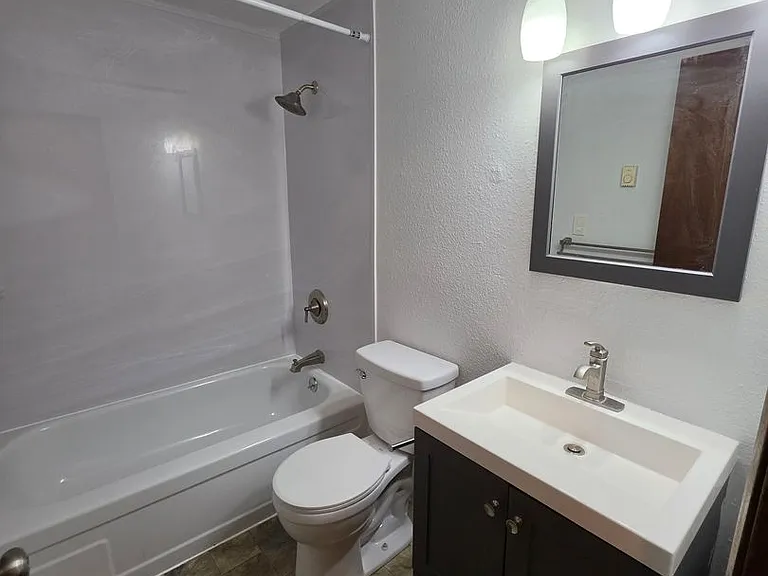 Spacious 2 Bedroom in Idyllic Location — Photo 9