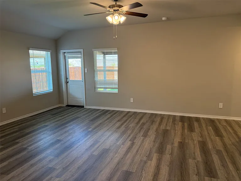16525 Hudson Prairie Way — Photo 9