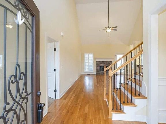 4th image of 707 Burgundy Dr