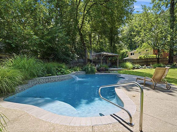 3rd image of 8923 Cromwell Dr