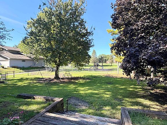 4th image of 712 Emerald Dr