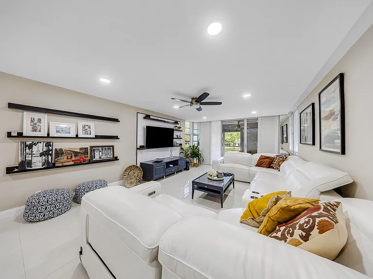 4261 W Palm Aire Dr #204 — Photo 7