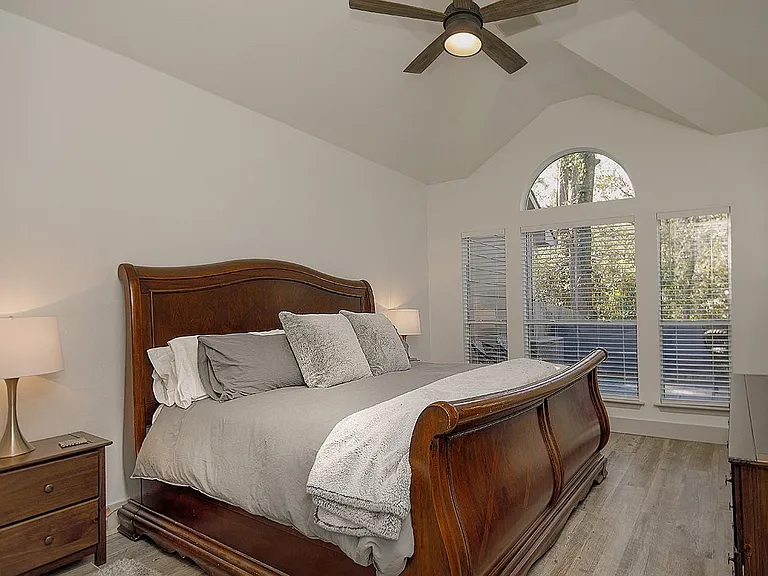 182 N Valley Oaks Cir — Photo 17