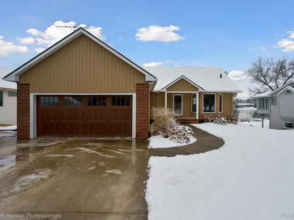 3027 Lake Hill Dr, Metamora, MI 48455