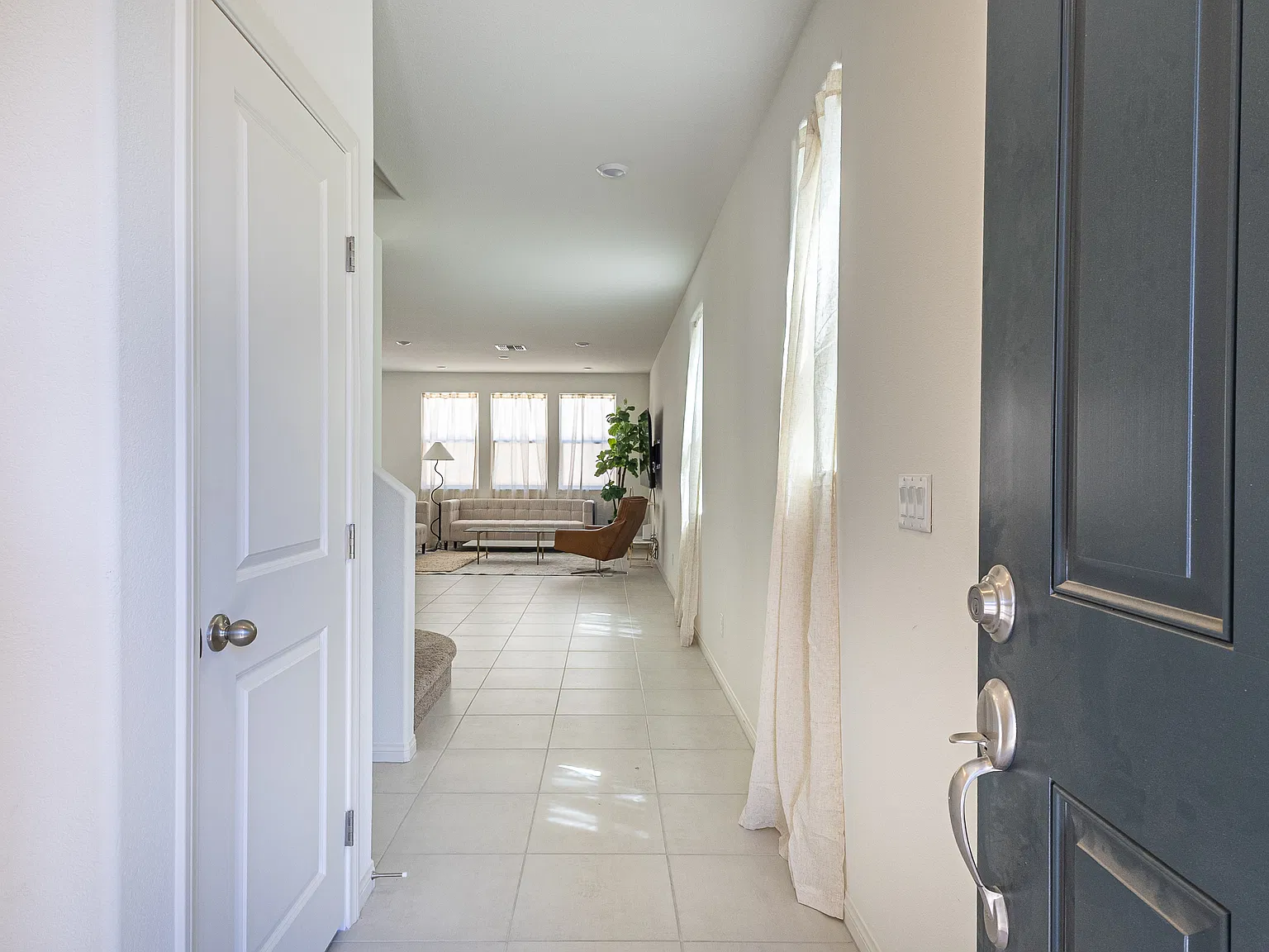 5 bed, 2460 sqft, $2,995 — Photo 2