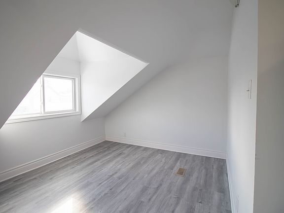 4th image of 61 Queenston St