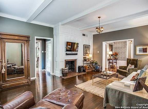 5th image of 318 W Mistletoe Ave