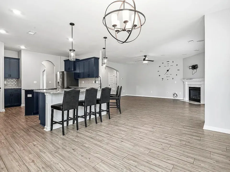 6 bed, 4.0 bath, 4300 sqft, $3,050 — Photo 4