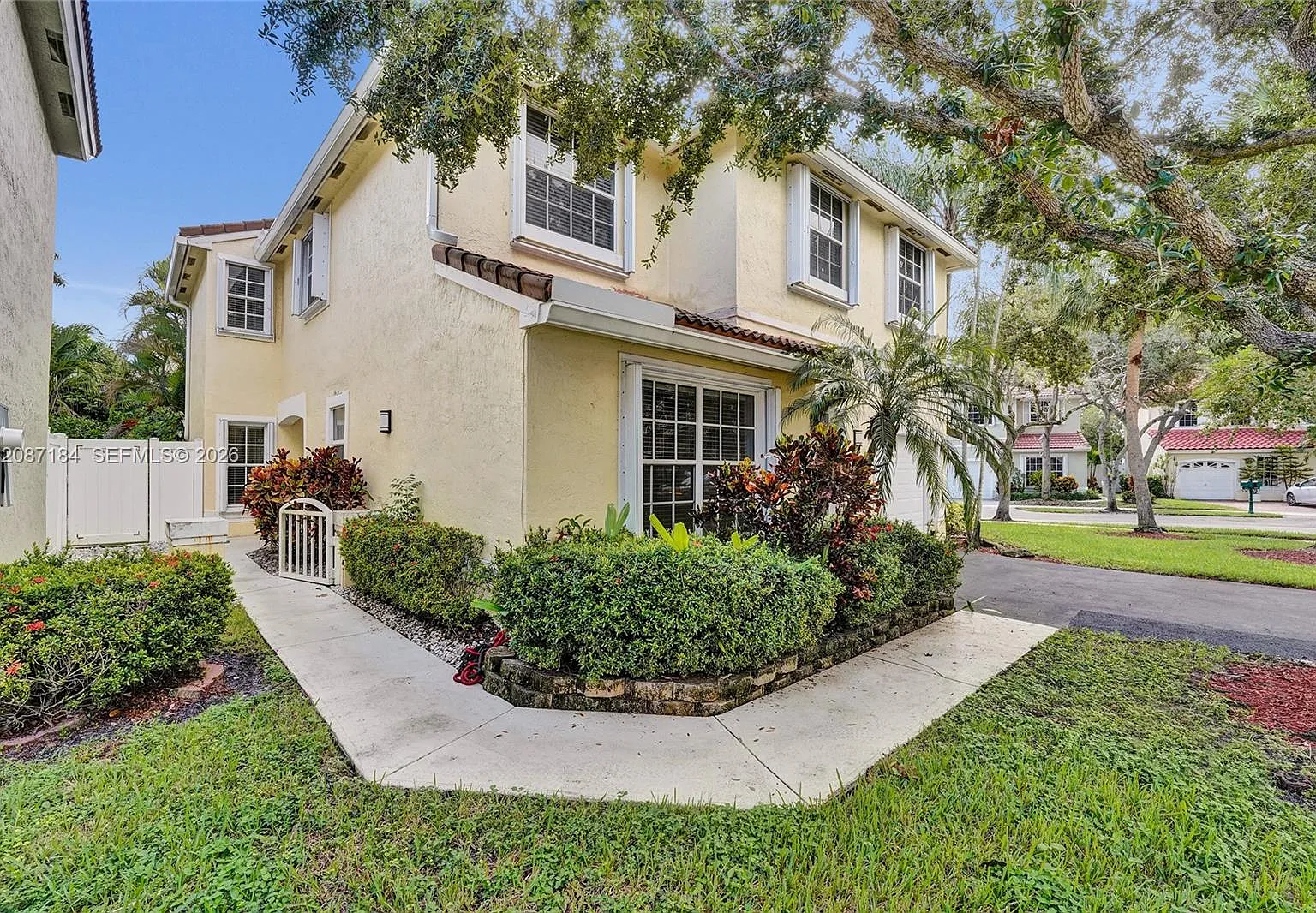 4 bed, 2.5 bath, 1872 sqft, $4,800 — Photo 1