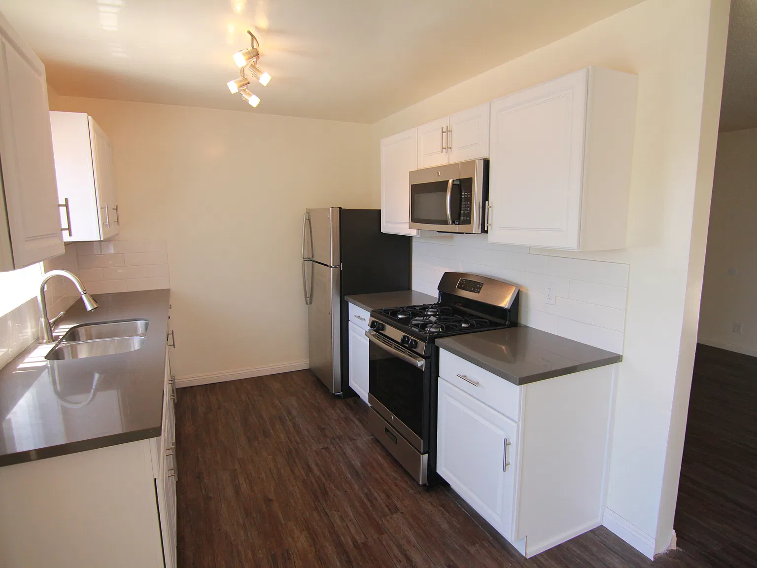 Carthay Square 1 Bedroom with Parking — Photo 4