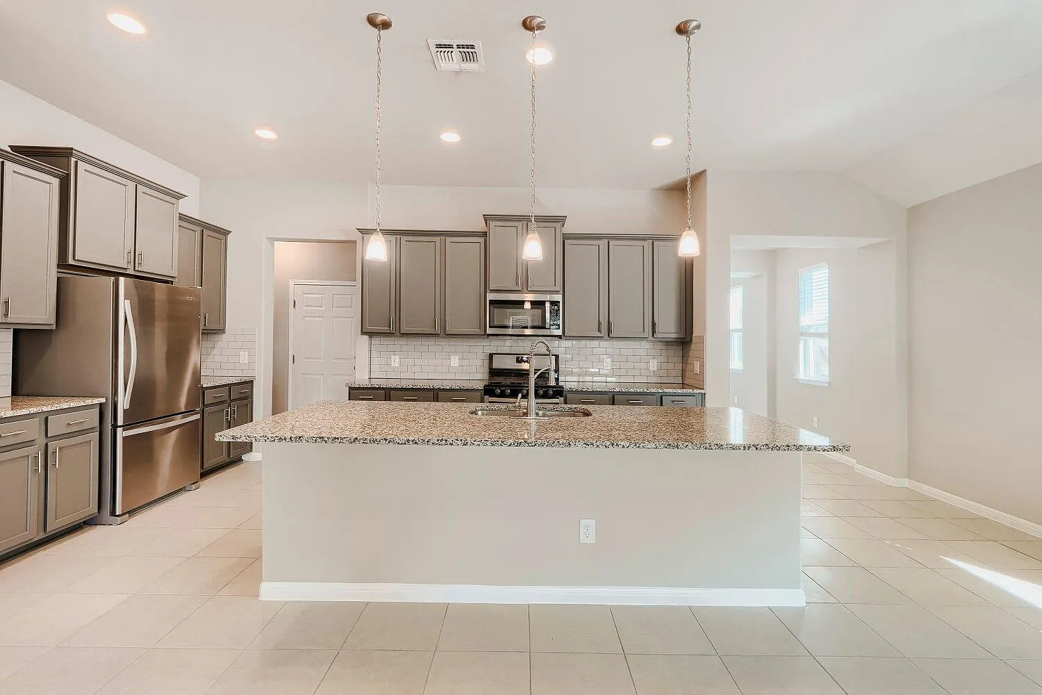 3 bed, 2.5 bath, 1956 sqft, $2,300 — Photo 4