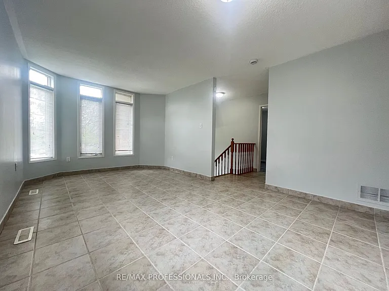 110 Springview Dr — Photo 5