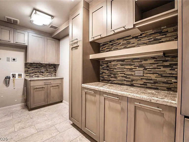 980 Vegas Valley Dr — Photo 15