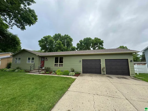 1323 Crestview Dr, Vermillion, SD 57069