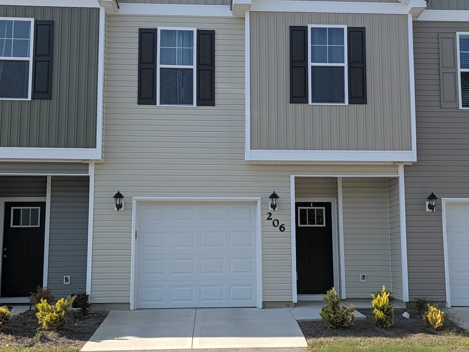 3 bed, 2.5 bath, 1569 sqft, $1,850 — Photo 1