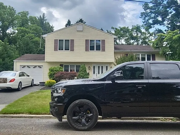 2 Elm Ct, Middletown, NJ 07748