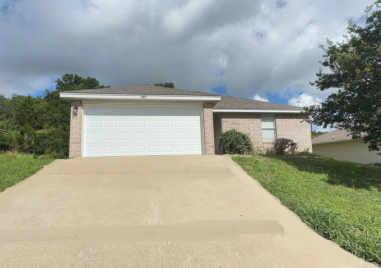802 Samuel Drive — Photo 1