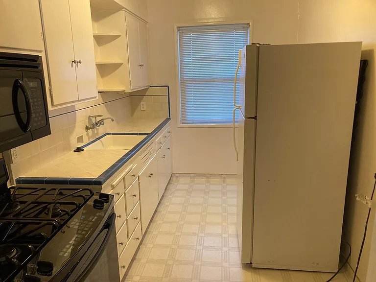 kitchen garbage disposal but no dishwasher