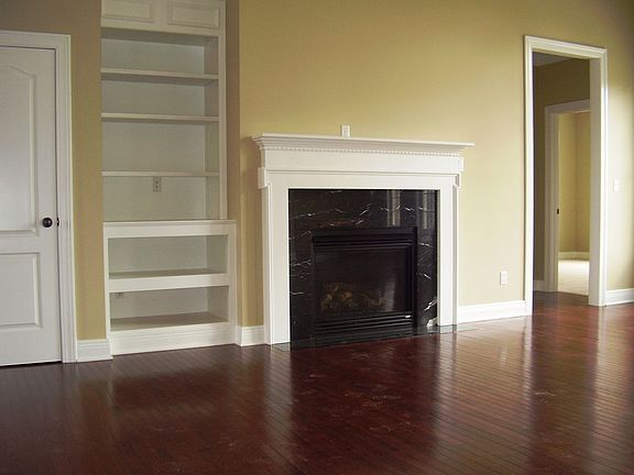 GREAT RM.W/VAULTED CEILING,HARDWOOD, & GAS FIREPLACE