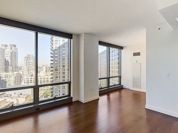 3rd image of 200 W 67th St APT 21D