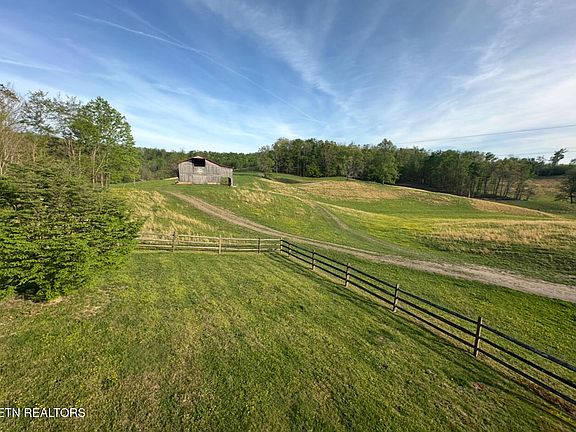 3rd image of 811 Pioneer Rd