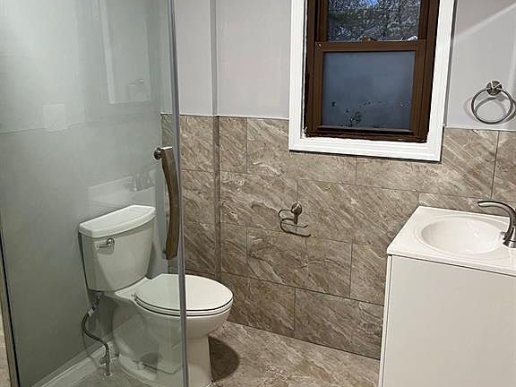 5th image of 141 Woodbridge Ave
