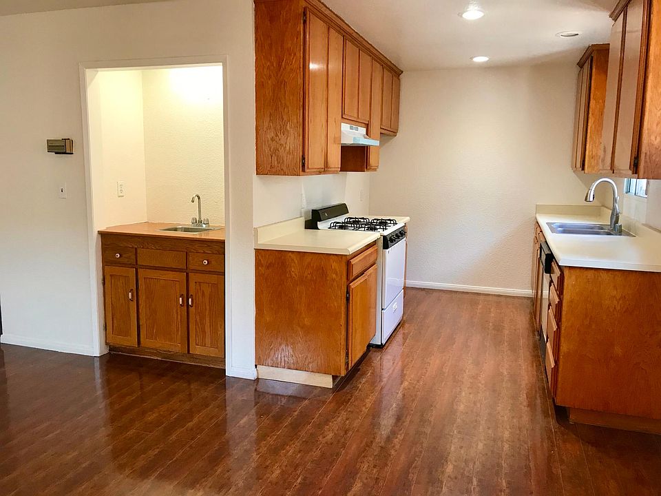 Kitchen, wet bar
