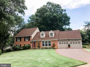 9520 Saint Charles Pl, Fairfax, VA 22032