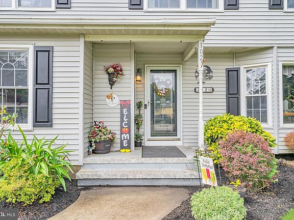 3rd image of 102 Scotia Ct