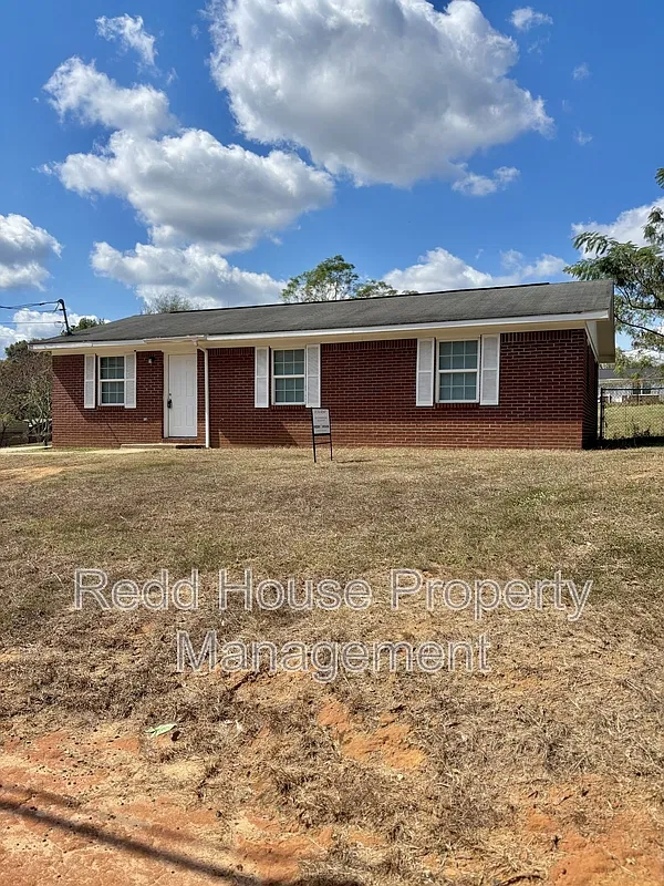 3 bed, 1.0 bath, 1032 sqft, $1,150 — Photo 2