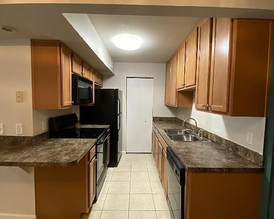 3rd image of 2858 Plaza Terrace Dr