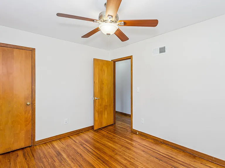 2914 N Clarence Ave — Photo 12