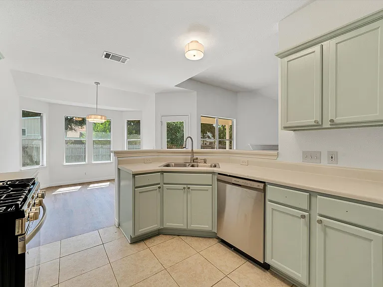 1707 Primrose Ln — Photo 13