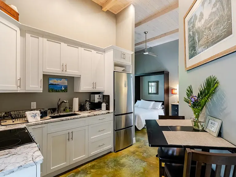 640 N Osprey Ave #B — Photo 2